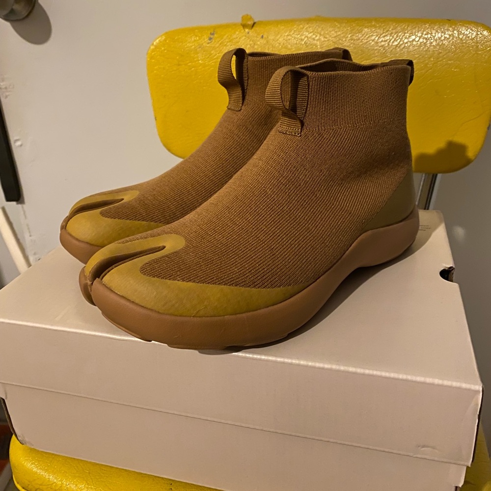 Tabi shoes Denmark. Wood fiber upper, sugar cane based outsole. Socks included.